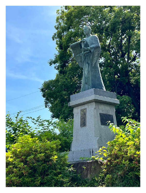 近隣には歴史ある史跡が点在し自然と学べる環境